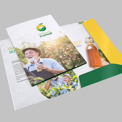 Individuell gestaltete Flügelmappen Standard vor grauem Hintergrund