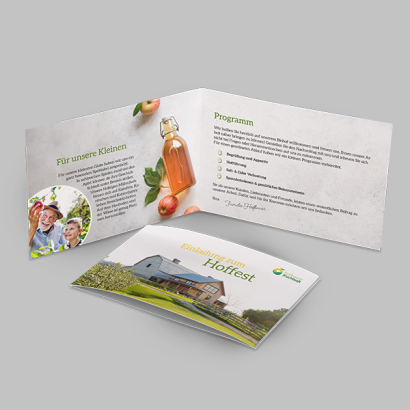 Individuell gestaltete Grußkarten vor grauem Hintergrund