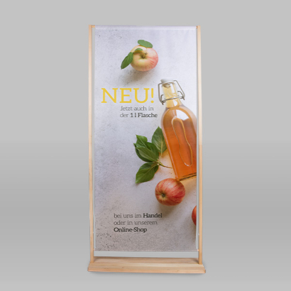 Individuell gestaltete standbanner vor grauem Hintergrund