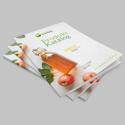Individuell gestaltete Softcoverbücher vor grauem Hintergrund