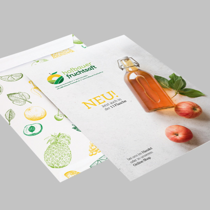 Individuell gestaltete c4 tasche vor grauem Hintergrund