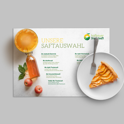 Individuell gestaltete Tischsets vor grauem Hintergrund