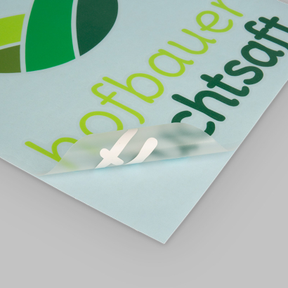 Klebebuchstaben auf grauem Hintergrund