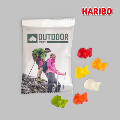 Individuell gestaltete Fruchtgummi Verpackung vor grauem Hintergrund