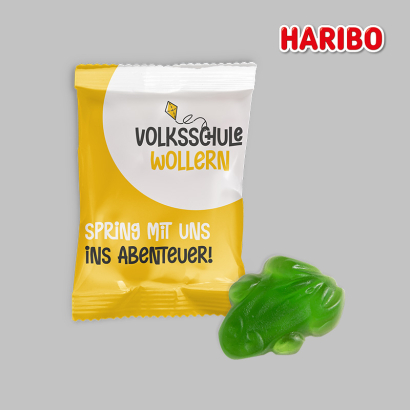 Individuell gestaltete Fruchtgummi Verpackung vor grauem Hintergrund