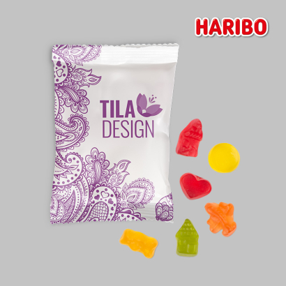 Individuell gestaltete Fruchtgummi Verpackung vor grauem Hintergrund