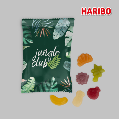 Individuell gestaltete Fruchtgummi Verpackung vor grauem Hintergrund