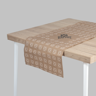 Tischläufer aus Polyester auf einem Holztisch