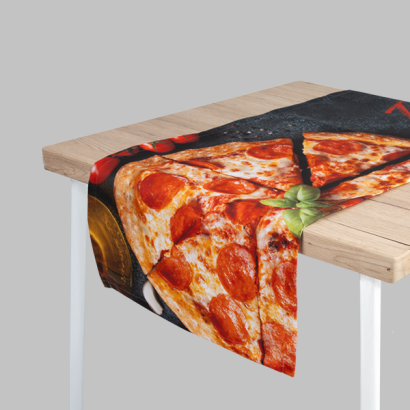 Tischläufer aus Recyclingmaterial auf einem Holztisch