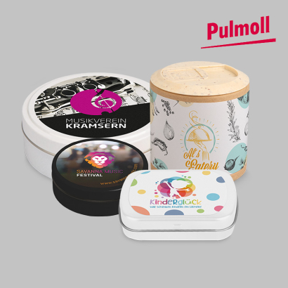 Verschiedene bedruckte Verpackungen mit Pulmoll gefüllt auf grauem Hintergrund