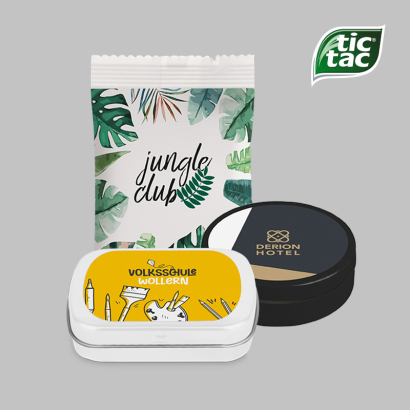 Individuell gestaltete Papiertütchen für TicTac und verschiedene bedruckte Werbedosen vor grauem Hintergrund