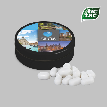 Individuell gestaltete XS-Taschendose, daneben Tic Tacs liegend vor grauem Hintergrund