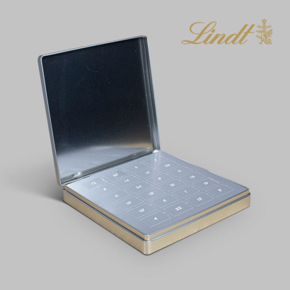 Lindt X-Mas Box geöffnet auf grauem Hintergrund