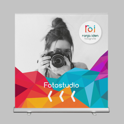 Roll up 200x200 vor grauer Wand