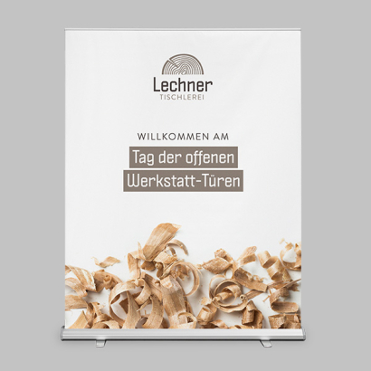 Roll up 200x250 vor grauer Wand