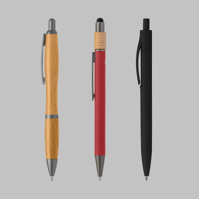 verschiedene Umweltfreundliche Schreibgeräte auf grauem Hintergrund