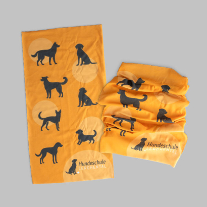 Bedruckter Schlauchschal auf grauem Hintergrund