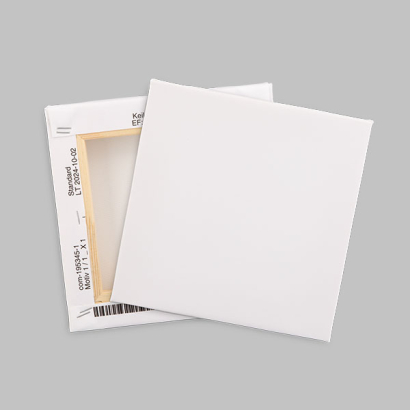 unbedruckte Keilrahmen auf grauem Hintergrund