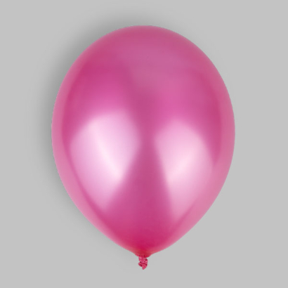 Metallic Luftballon auf grauem Hintergrund