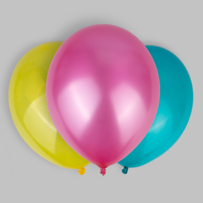 Luftballone auf grauem Hintergrund