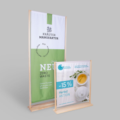 Standbanner aus Holz Komplettsystem auf grauem Hintergrund