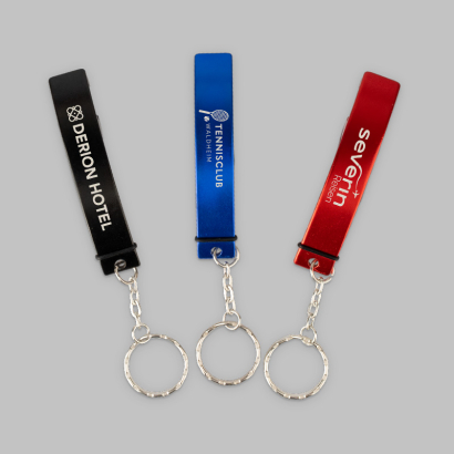 Bedruckte Flaschenöffner auf grauem Hintergrund