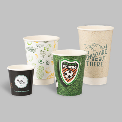 Getraenkebecher auf grauem Hintergrund