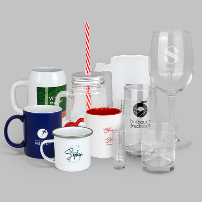 Diverse bedruckte und gravierte Gläser, Becher &amp; Flaschen