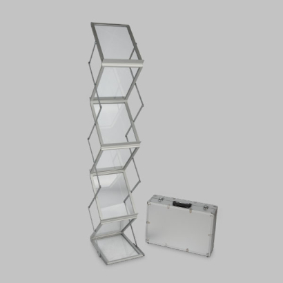 Prospektständer und Koffer auf grauem Hintergrund