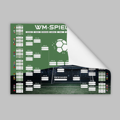 bedruckter Spielplan WM 2026 auf grauer Wand