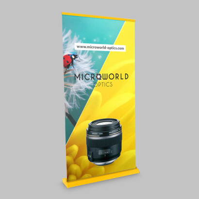 Bedrucktes Roll-up auf grauem Hintergrund