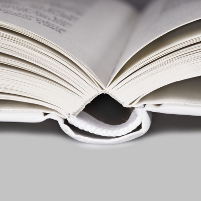 Hardcoverbuch mit Fadenheftung auf grauem Hintergrund
