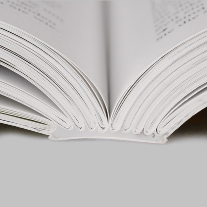 Softcover Fadenheftung auf grauem Hintergrund