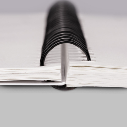 Ringbuch Bindung auf grauer Unterlage