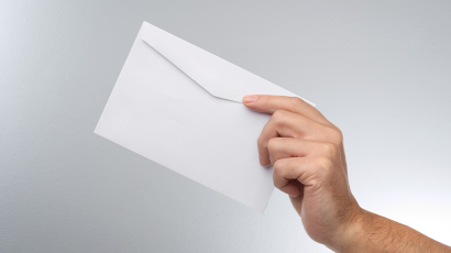 Hand mit Briefumschlag