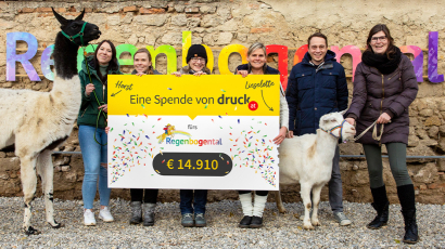 Das druck.at Team überreicht den Scheck an die Vertreter vom Regenbogental