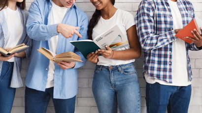 Personen mit verschiedenen Büchern und Heften in der Hand.