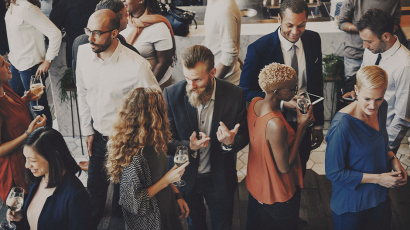 Mehrere Menschen auf einem Firmenevent