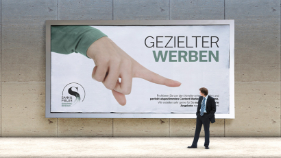 Ein Mann spaziert an einer großen Plakatwand vorbei