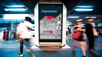 Viele Menschen, die an einem Plakat vorbei gehen