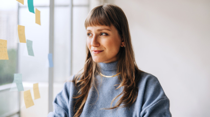 Eine glücklich lächelnde Frau