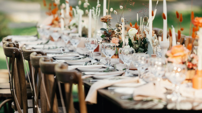 Großer, schön gedeckter Tisch