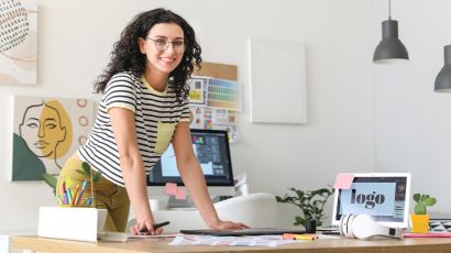 Eine Frau steht in einem bunt geschmückten Büro.