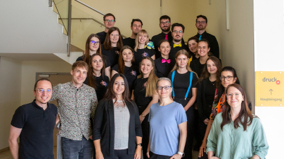 v.l.n.r. erste Reihe: Gerhard Patek | druck.at; Michael Hollaus &amp; Julia König | FH Wiener Neustadt Campus Wieselburg; Eva Perthen, Julia Seiler &amp; Michelle Heindl | druck.at Im Hintergrund die Stundent:innen der FH Wiener Neustadt Campus Wieselburg