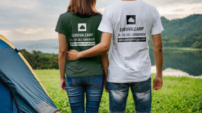 Zwei Personen die ein bedrucktes T-Shirt anhaben