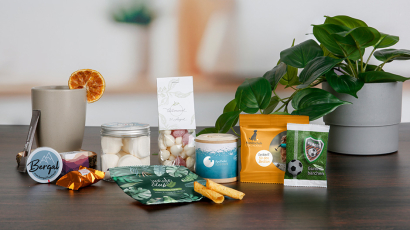 Diverse süßen und salzigen Werbeartikel stehen oder liegen auf Tisch