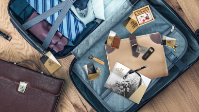 Koffer liegt offen am Boden und enthält vielerlei Give-aways