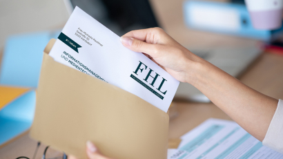 Eine Person zieht ein Briefpapier aus einem Brief