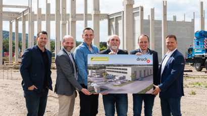 v.l.n.r.: Martin Jahrmann | Leiter Neubau, BHK Bau GmbH; Paul Payrich | Projekt Leiter, Kreativtechnik; Thomas Reischer | Projekt Leiter, Kreativtechnik; Josef Payrich | Geschäftsführer, Kreativtechnik; Gerhard Patek | Geschäftsführer, druck.at; Markus Graf | Geschäftsführer, druck.at