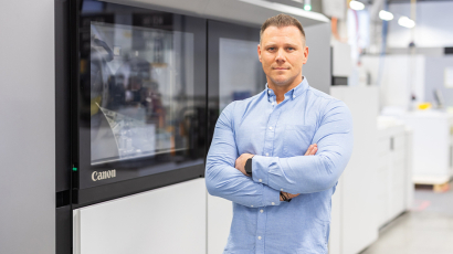 Geschäftsführer Markus Graf steht vor der Canon varioPRINT ix3200